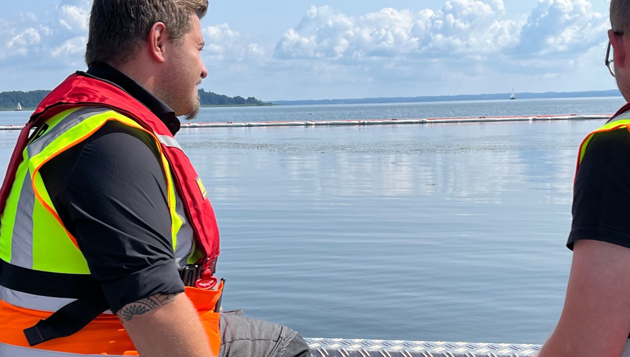 Männer der Freiwilligen Feuerwehr Bernau bei der Kontrolle der Ölsperre auf dem Chiemsee