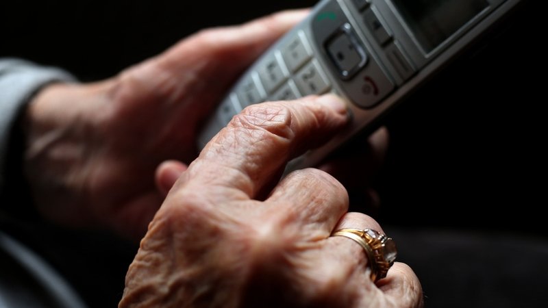 Eine ältere Frau wählt eine Nummer auf einem Telefon. | Bild: dpa-Bildfunk/Karl-Josef Hildenbrand Eine ältere Frau wählt eine Nummer auf einem Telefon.