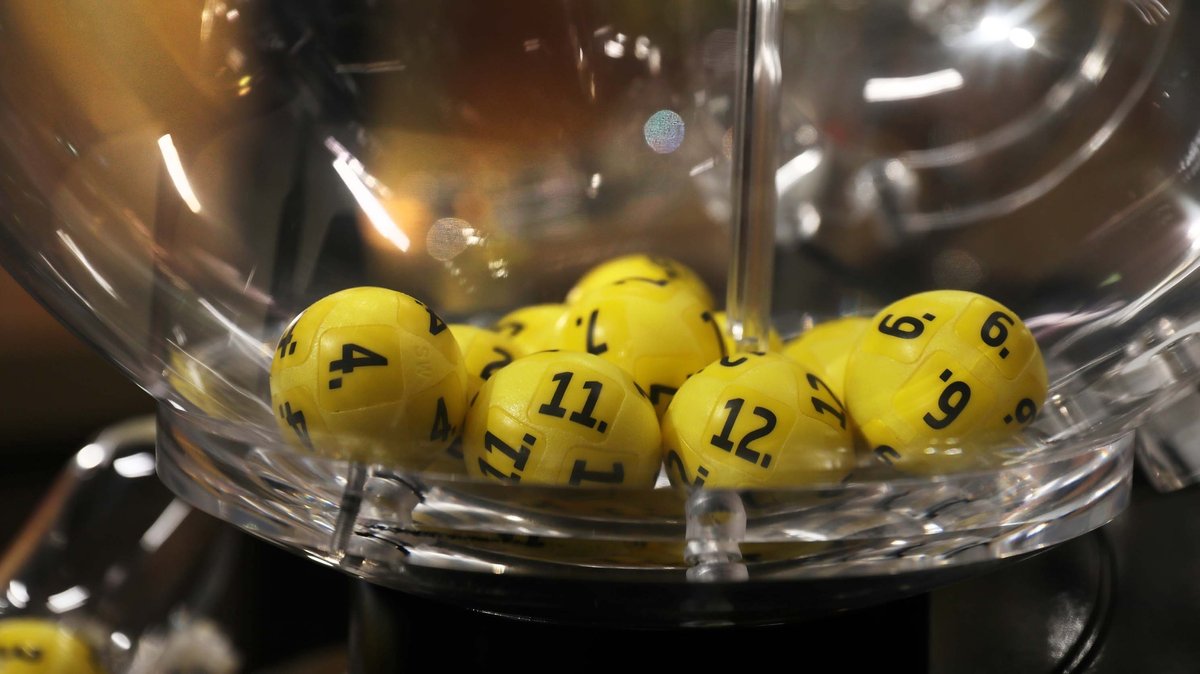 Lotto-Kugeln, aus denen die Gewinnzahlen gezogen werden. (Symbolbild).