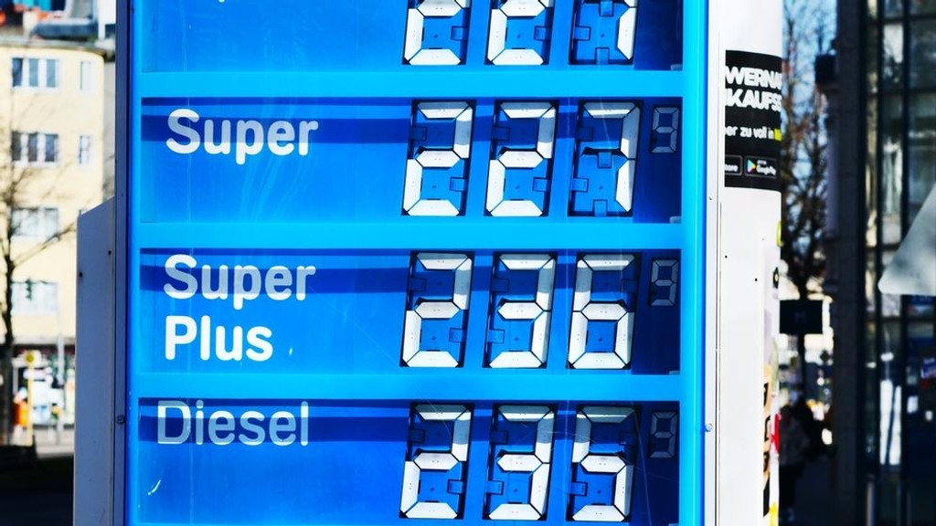13.03.2022, Berlin: Die Preise für Super, Super E10, Super Plus und Diesel liegen bei einer Tankstelle über 2,20 Euro. 