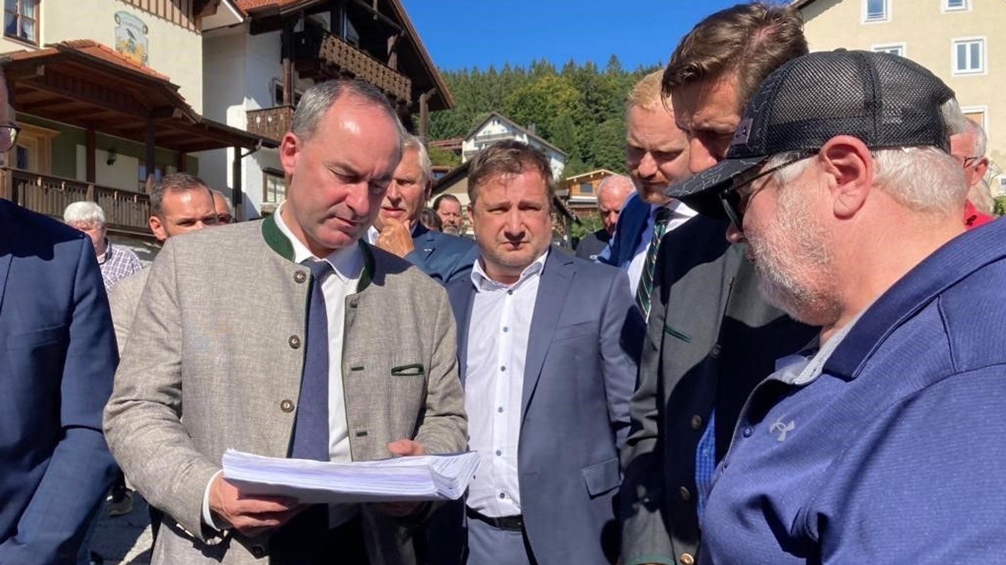 Wirtschaftsminister Hubert Aiwanger im September bei der geplanten Asylunterkunft in Rabenstein.