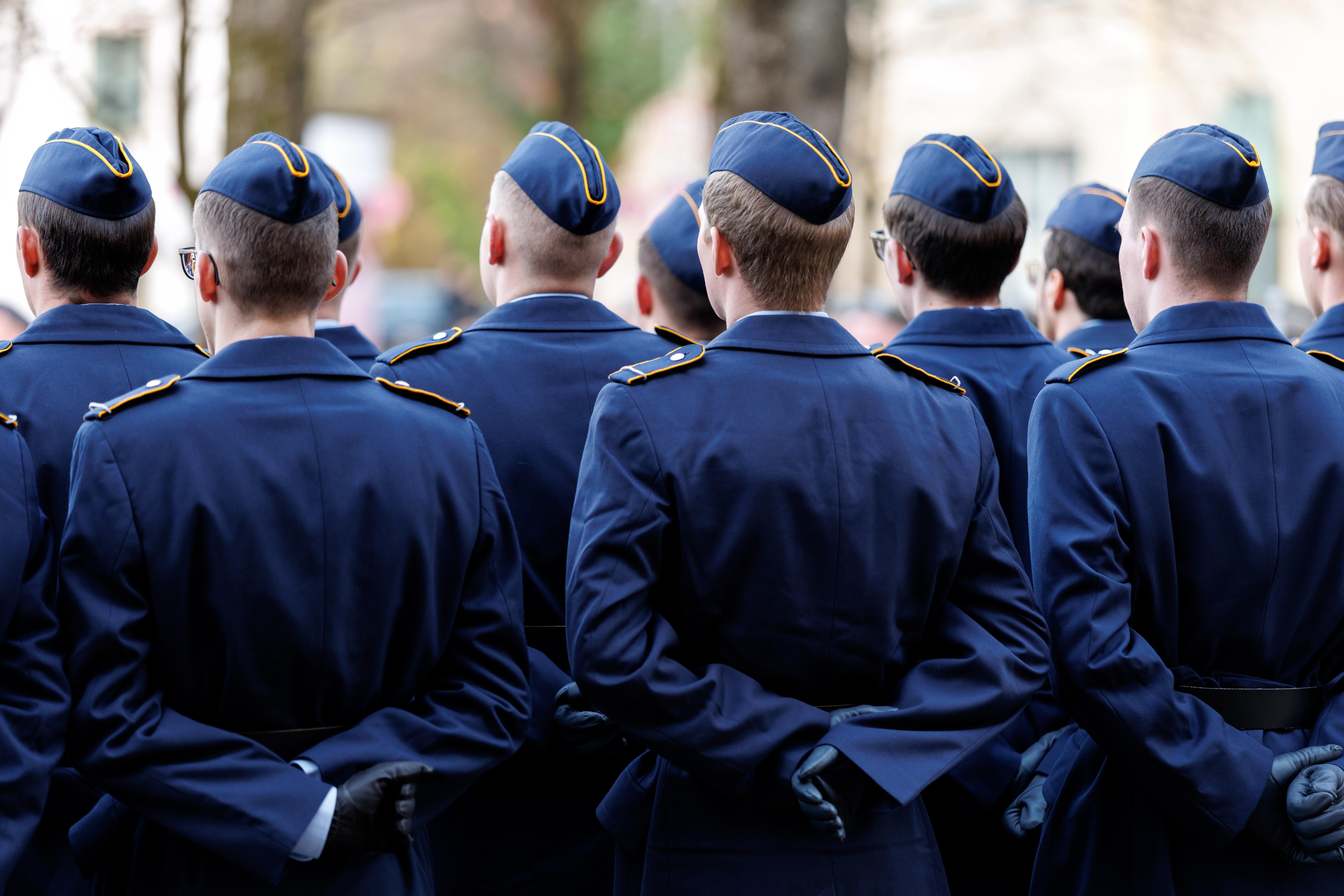 Archivbild: Soldaten und Soldatinnen der Luftwaffe stehen bei einem feierlichen Gelöbnis der Rekruten anlässlich 70 Jahre Bundeswehr auf dem Mariahilfplatz in München