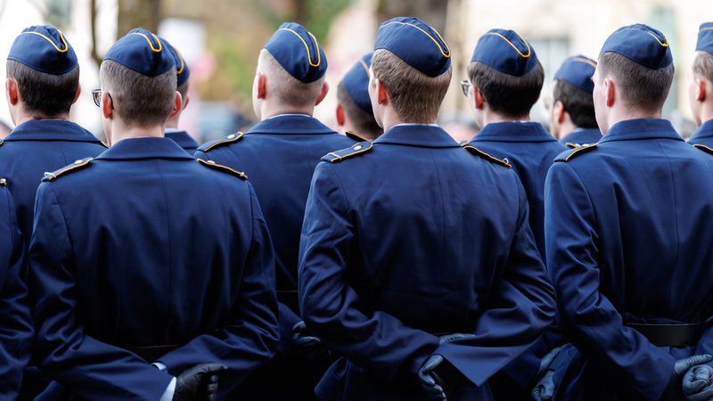 Archivbild: Soldaten und Soldatinnen der Luftwaffe stehen bei einem feierlichen Gelöbnis der Rekruten anlässlich 70 Jahre Bundeswehr auf dem Mariahilfplatz in München | Bild: picture alliance / dpa | Matthias Balk Archivbild: Soldaten und Soldatinnen der Luftwaffe stehen bei einem feierlichen Gelöbnis der Rekruten anlässlich 70 Jahre Bundeswehr auf dem Mariahilfplatz in München