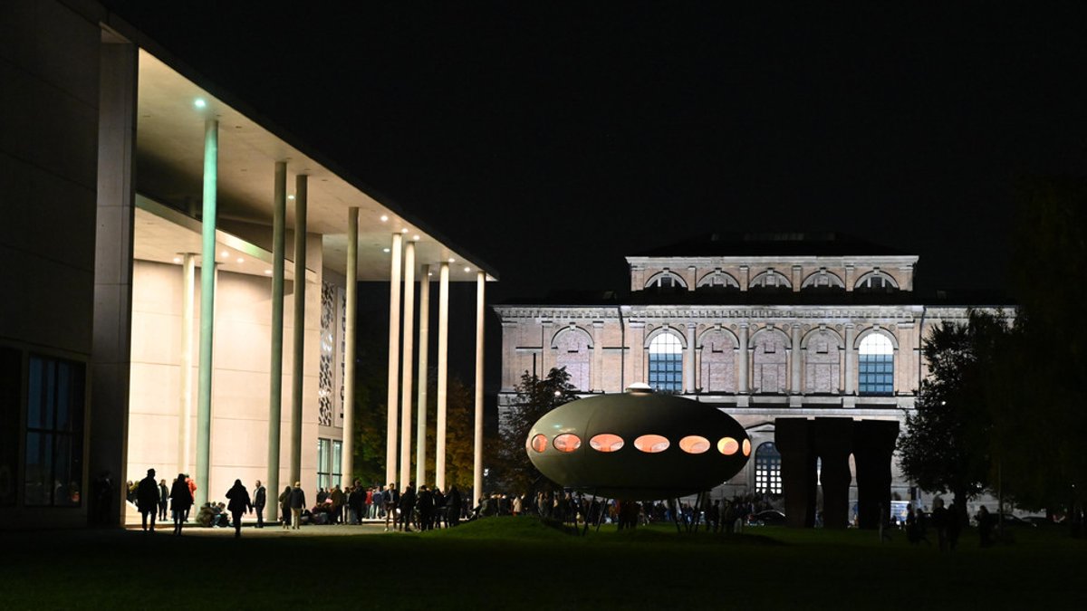 Heute Nacht werden die Münchner Museen wieder zu Event-Räumen. Über 80 Häuser machen mit bei der Langen Nacht der Museen. Bis ein Uhr morgens können sich die Besucher Pinakotheken, kleine Galerien und Kirchen anschauen - und auch ein paar Orte, die sonst verborgen bleiben.