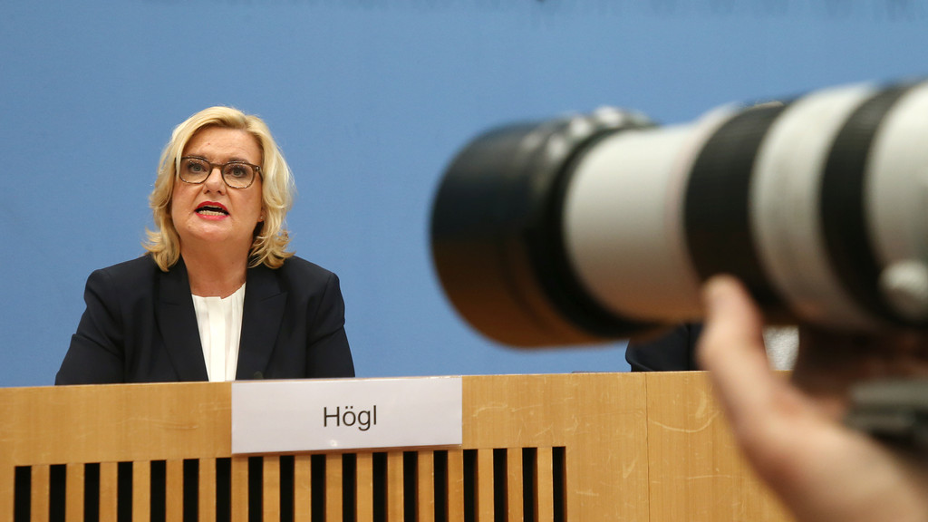 Eva Högl (SPD), Wehrbeauftragte des Deutschen Bundestages, stellt vor der Bundespressekonferenz ihren Jahresbericht für 2022 vor und beantwortet Fragen von Journalisten.