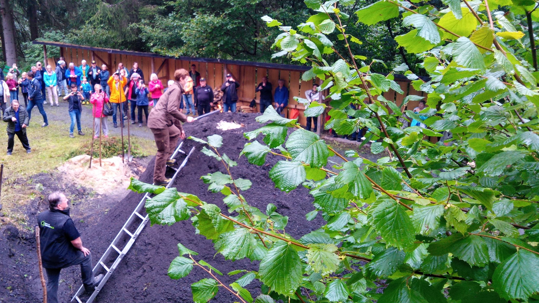 Eine uralte Tradition: Hobbyköhler stellen im Frankenwald aus Buchenholz Kohle her. 