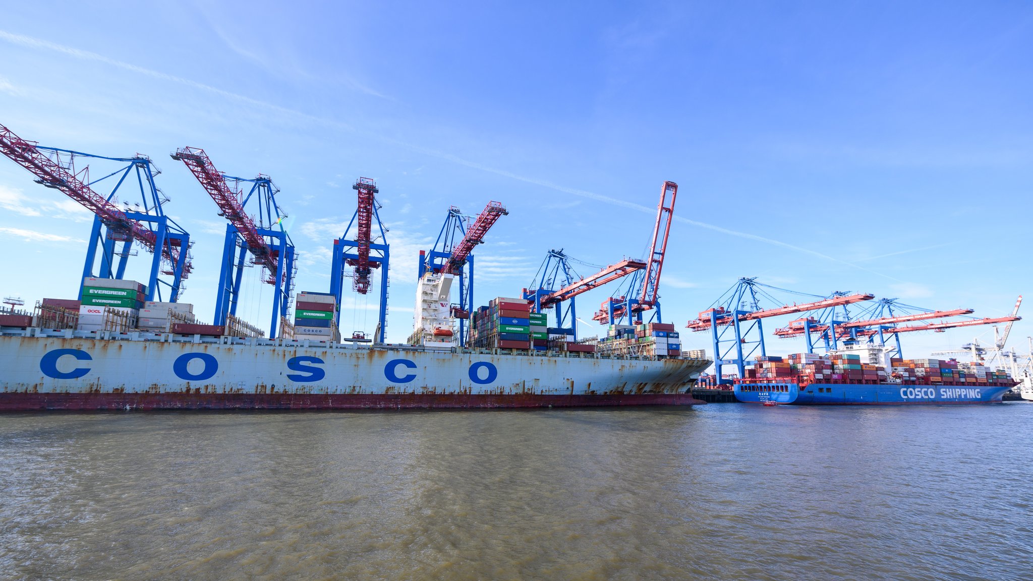 Das Containerschiff "Cosco Pride" der Reederei Cosco Shipping liegt am Containerterminal Tollerort.