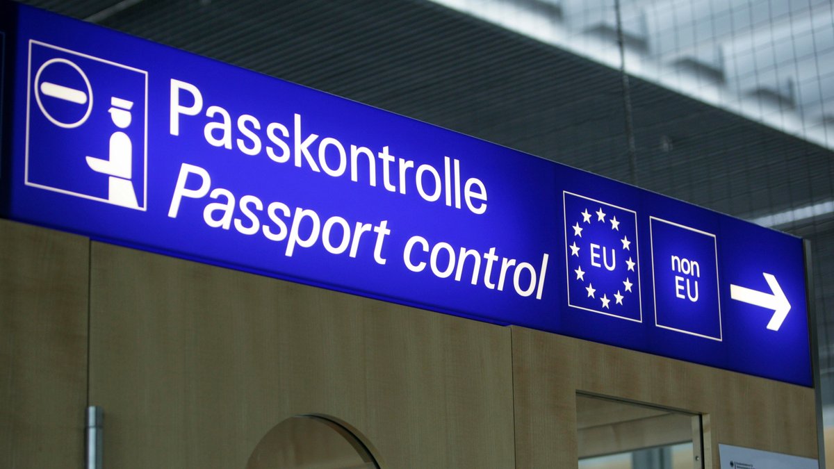 Passkontrolle am Flughafen