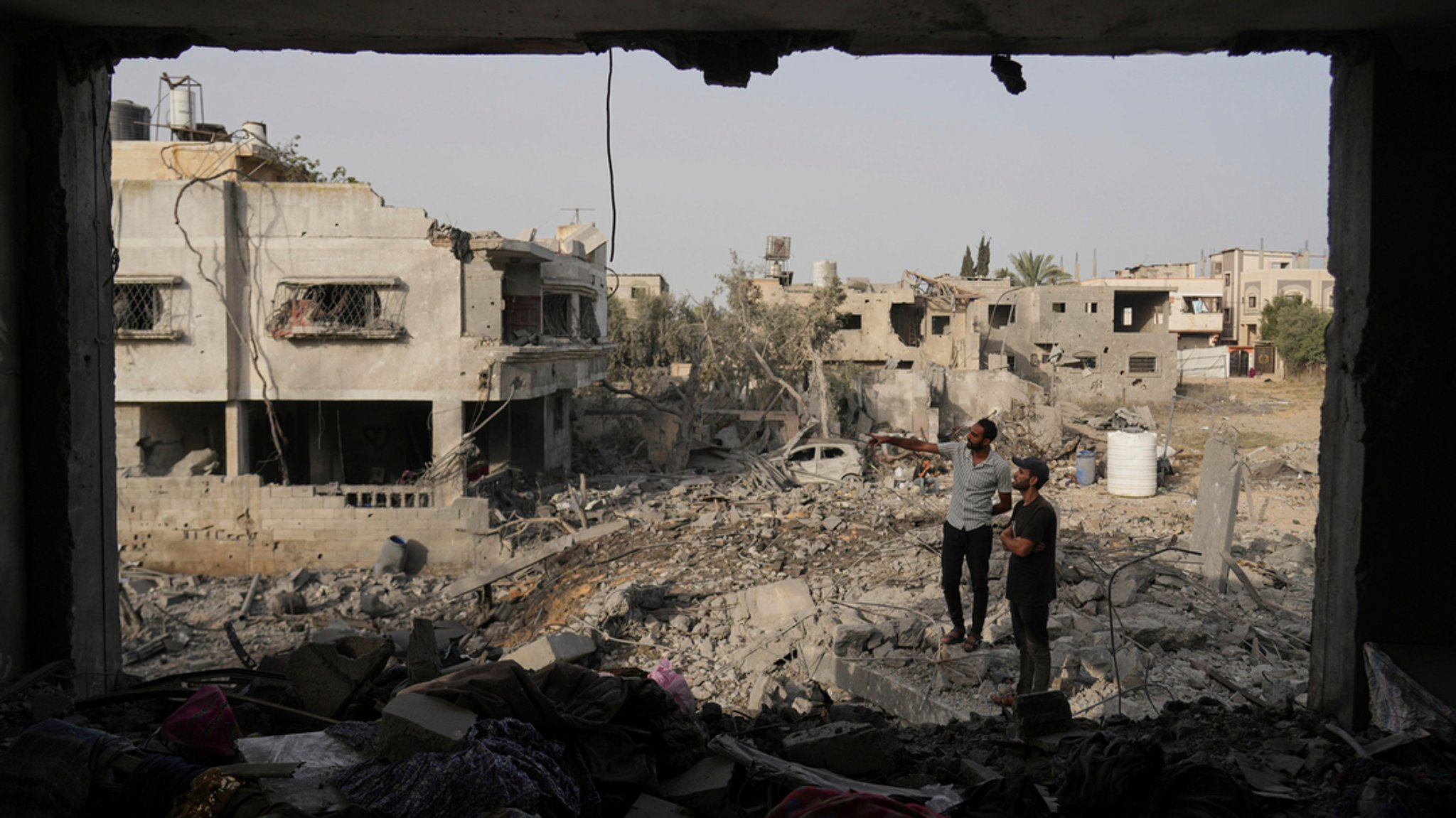 Palästinenser inspizieren die Trümmer des durch israelische Luftangriffe zerstörten Hauses 