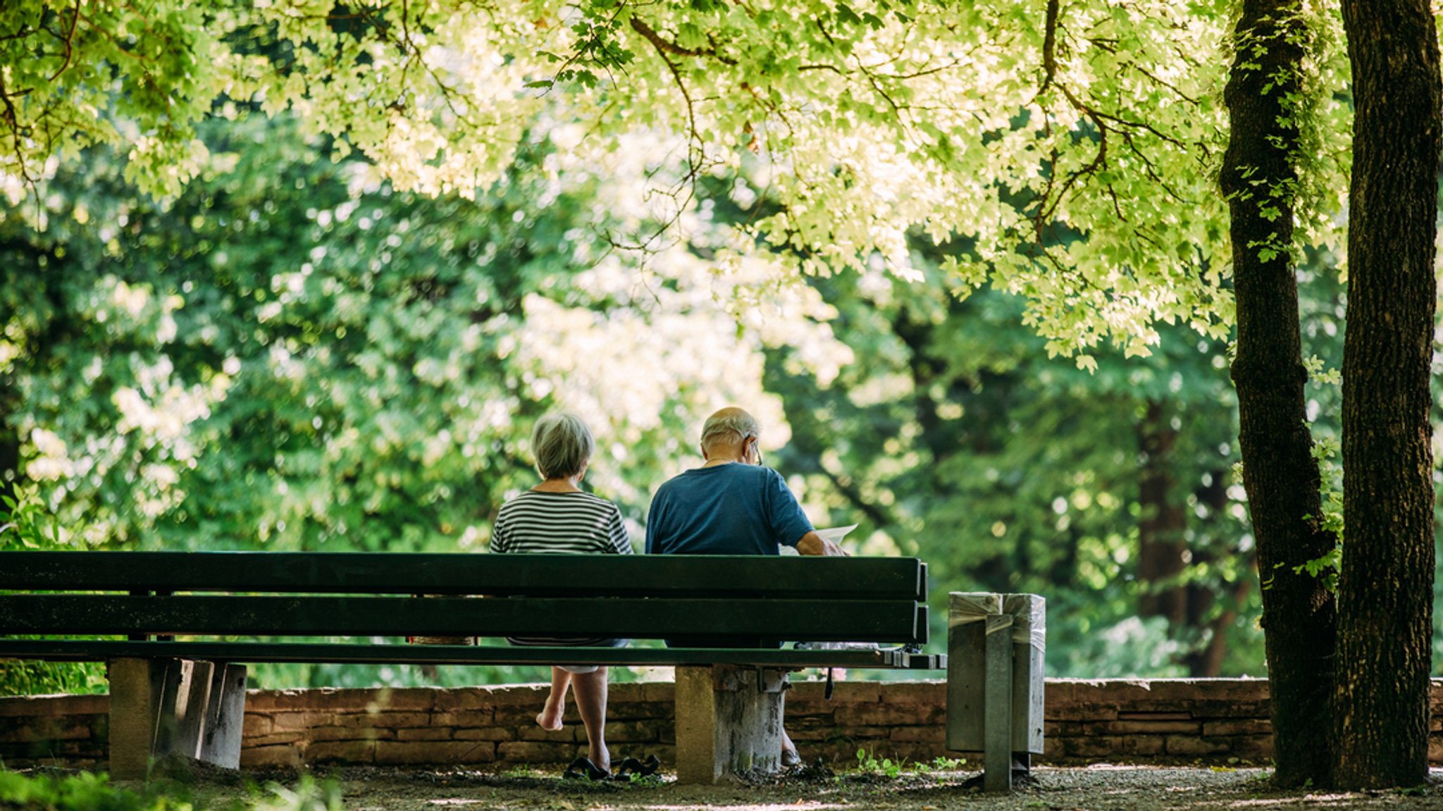 Rentnerpärchen auf einer Bank