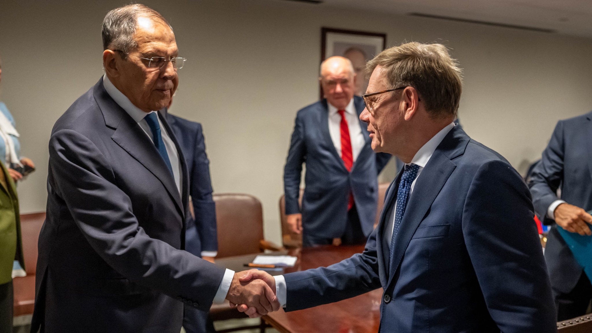 Sergej Lawrow (l), Außenminister von Russland, verabschiedet sich von Johann Wadephul (CDU, r), Bundesaußenminister, nach einem Treffen am Rande der Sitzung der UN Generalversammlung bei den Vereinten Nationen in New York. | Bild: dpa-Bildfunk/Michael Kappeler Sergej Lawrow (l), Außenminister von Russland, verabschiedet sich von Johann Wadephul (CDU, r), Bundesaußenminister, nach einem Treffen am Rande der Sitzung der UN Generalversammlung bei den Vereinten Nationen in New York.