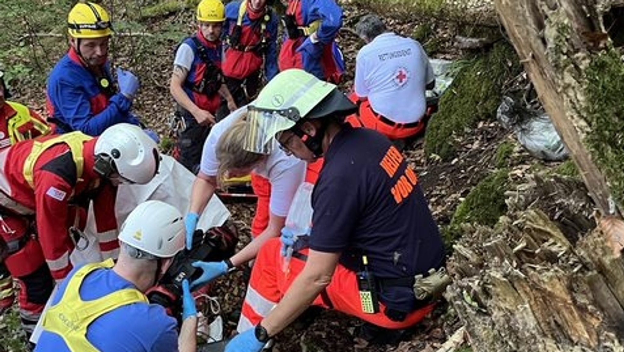 In der Oberpfalz ist ein 63-jähriger Kletterer etwa sechs Meter in die Tiefe gestürzt.