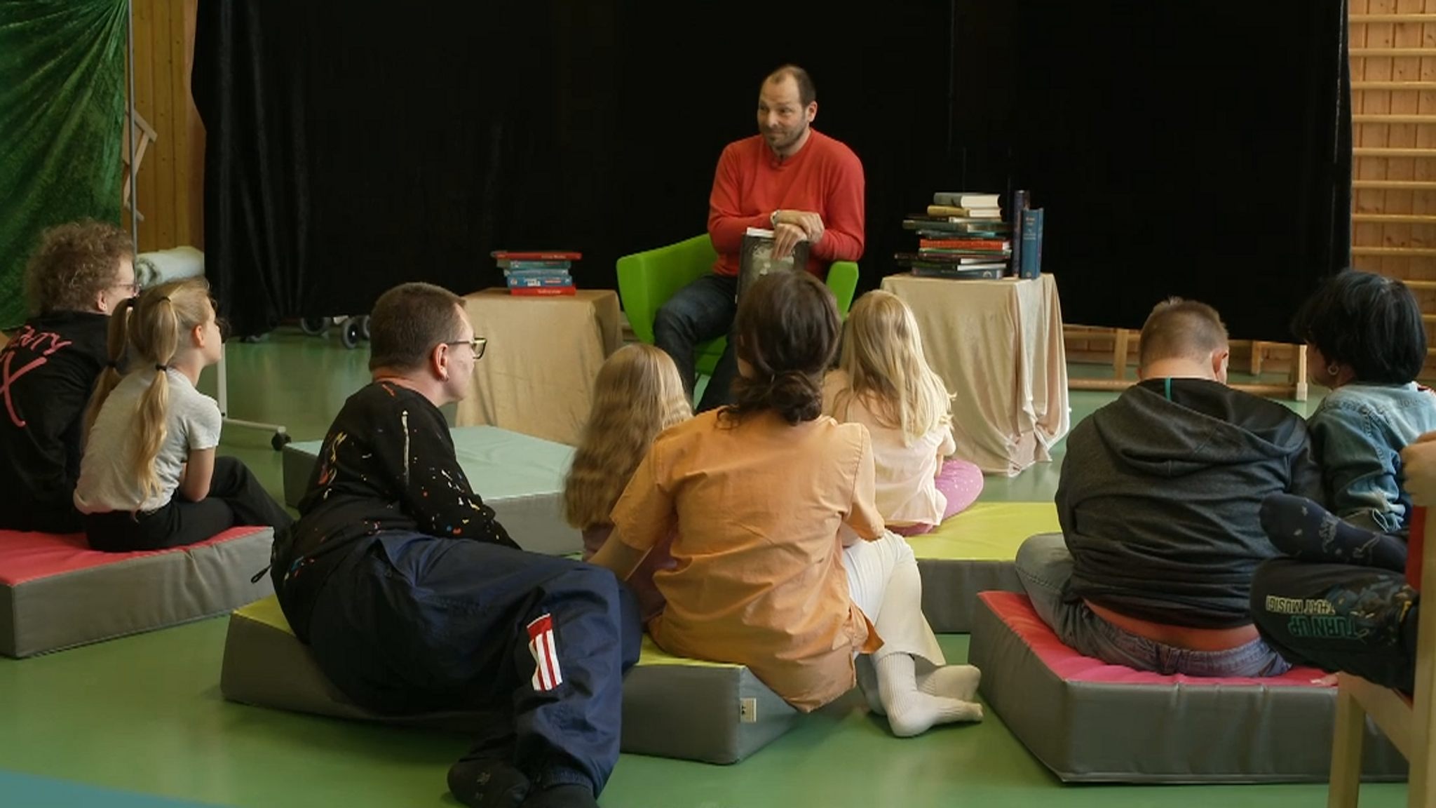Kinder sitzen im Kreis und lauschen der Geschichte von Autor Martin Beyer | Bild: BR 2026 Kinder sitzen im Kreis und lauschen der Geschichte von Autor Martin Beyer