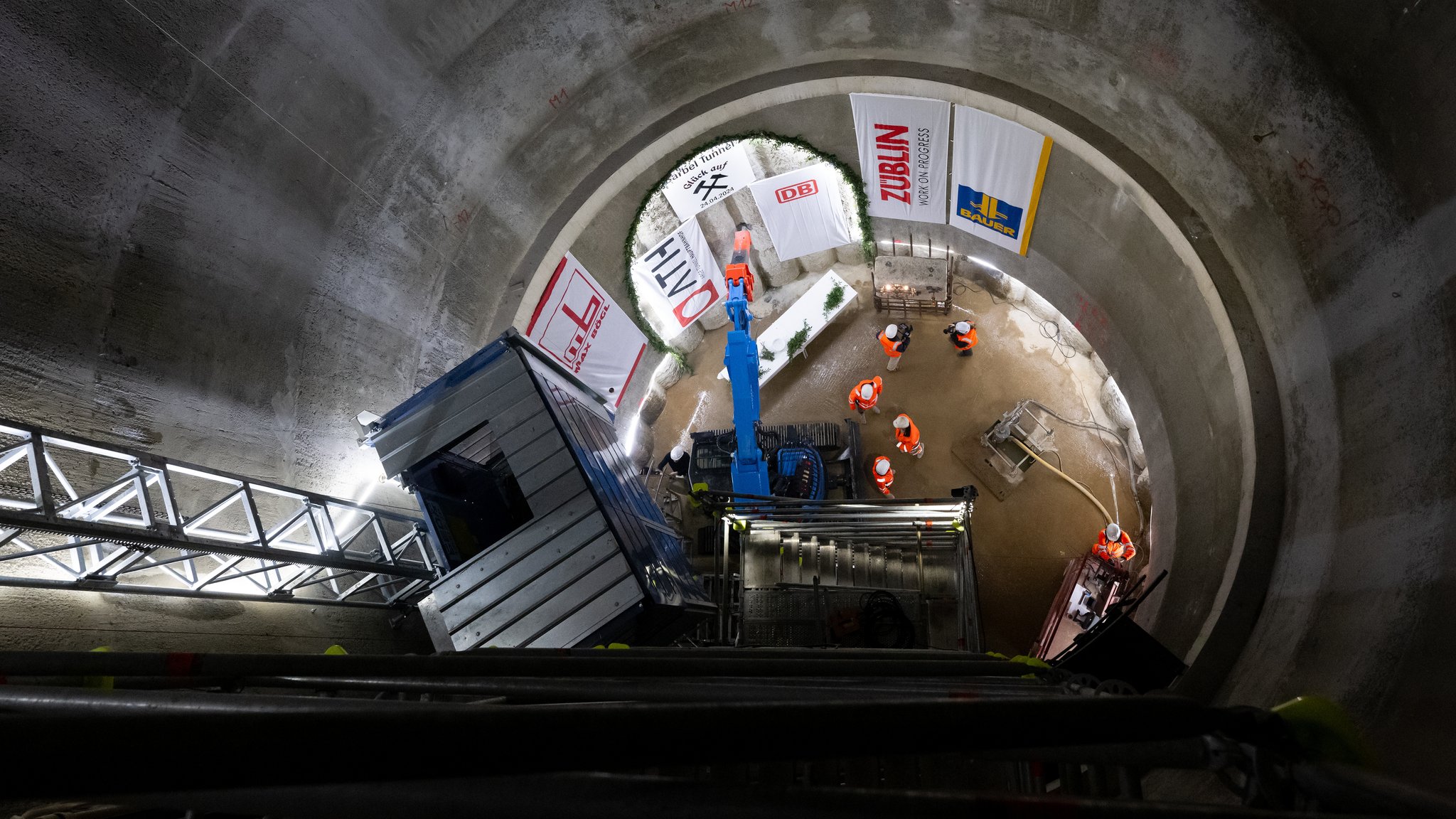 Arbeiter führen im Rettungsschacht 3 in der Nähe der Hackerbrücke einen symbolischen Tunnelanschlag durch und geben damit den Startschuss für die ersten Tunnelarbeiten zur 2. Stammstrecke. Der Rettungsschacht 3 soll bei einem Unfall als Fluchtweg dienen.