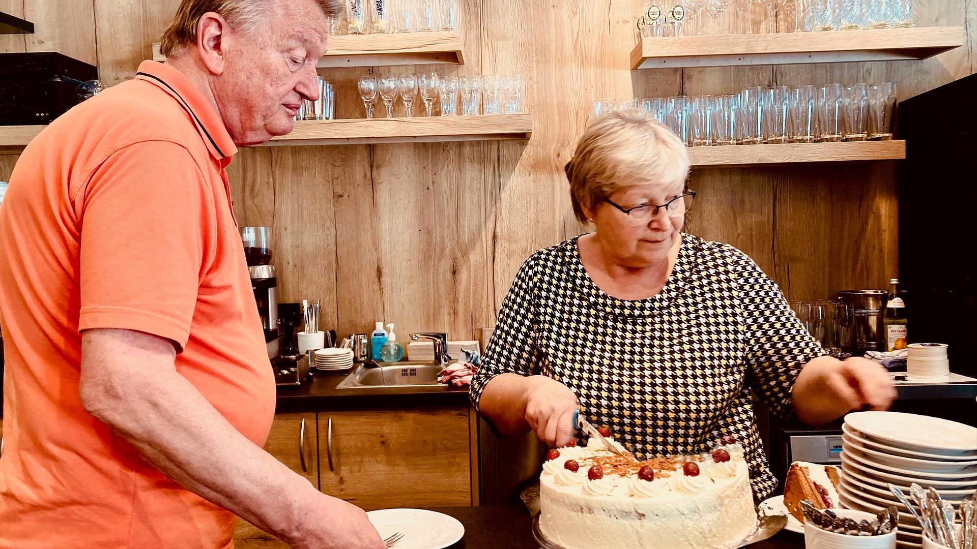 Ein Rentner-Ehepaar in Furth im Wald setzt ein Zeichen gegen den Leerstand: Petra und Hans Korherr eröffnen ein Tagescafé - trotz ihres Alters!