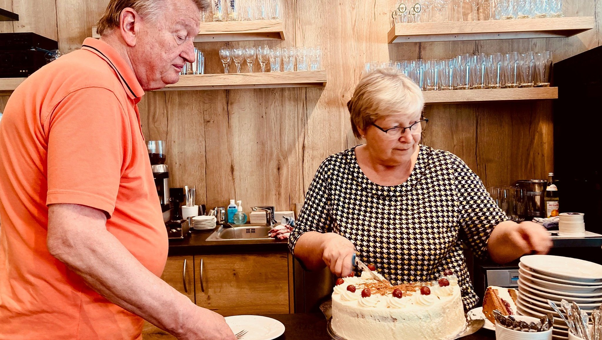 Ein Rentner-Ehepaar in Furth im Wald setzt ein Zeichen gegen den Leerstand: Petra und Hans Korherr eröffnen ein Tagescafé - trotz ihres Alters!