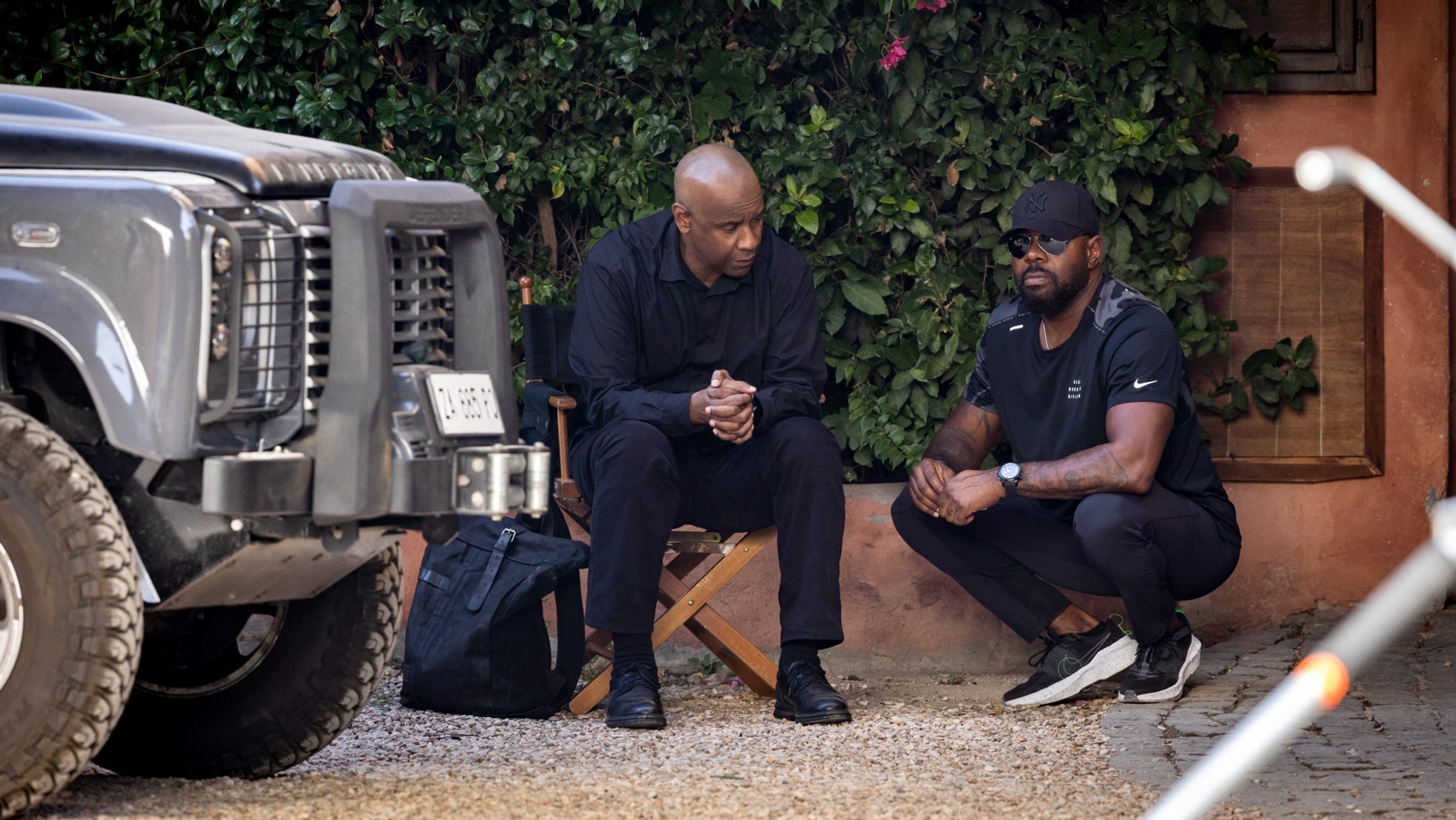 Denzel Washington (l.) und Regisseur Antoine Fuqua am Set von "The Equalizer 3"