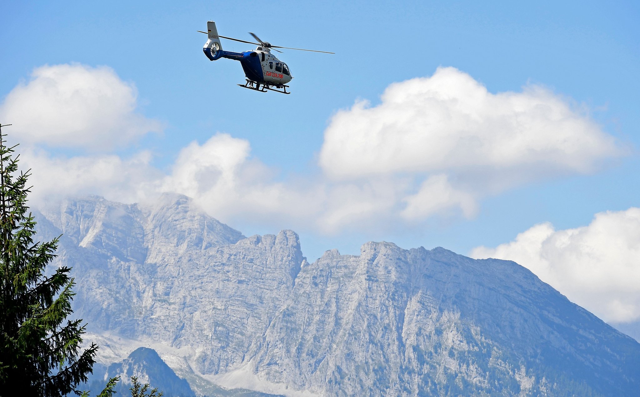 ARCHIV - 09.08.2022, Bayern, Straßwalchen: Ein Hubschrauber der Polizei fliegt über die Berchtesgadener Berge. (zu dpa: «19-Jähriger aus Bayreuth stirbt nach Absturz in den Bergen») Foto: Uwe Lein/dpa +++ dpa-Bildfunk +++ | Bild: dpa-Bildfunk/Uwe Lein ARCHIV - 09.08.2022, Bayern, Straßwalchen: Ein Hubschrauber der Polizei fliegt über die Berchtesgadener Berge. (zu dpa: «19-Jähriger aus Bayreuth stirbt nach Absturz in den Bergen») Foto: Uwe Lein/dpa +++ dpa-Bildfunk +++