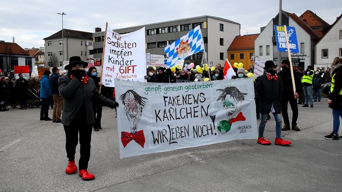 Demonstranten auf einer Demonstration in Ansbach: Das Amtsgericht hat nun den Demo-Initiator wegen Betruges verurteilt (Archivbild)