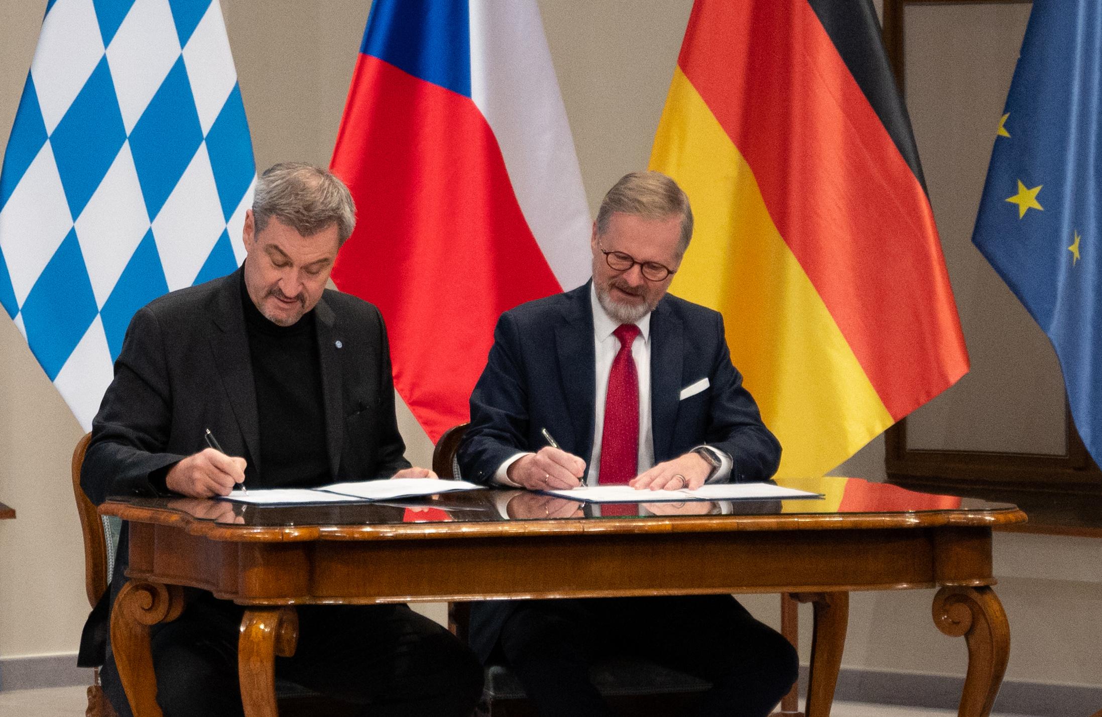 Der bayerische Ministerpräsident Markus Söder unterschreibt mit dem tschechischen Ministerpräsidenten Petr Fiala eine gemeinsame Absichtserklärung zur Zusammenarbeit in der Energiepolitik