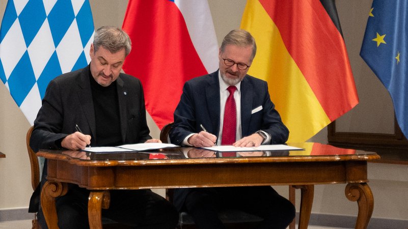 Der bayerische Ministerpräsident Markus Söder unterschreibt mit dem tschechischen Ministerpräsidenten Petr Fiala eine gemeinsame Absichtserklärung zur Zusammenarbeit in der Energiepolitik | Bild: picture alliance/dpa | Magdalena Henkel Der bayerische Ministerpräsident Markus Söder unterschreibt mit dem tschechischen Ministerpräsidenten Petr Fiala eine gemeinsame Absichtserklärung zur Zusammenarbeit in der Energiepolitik