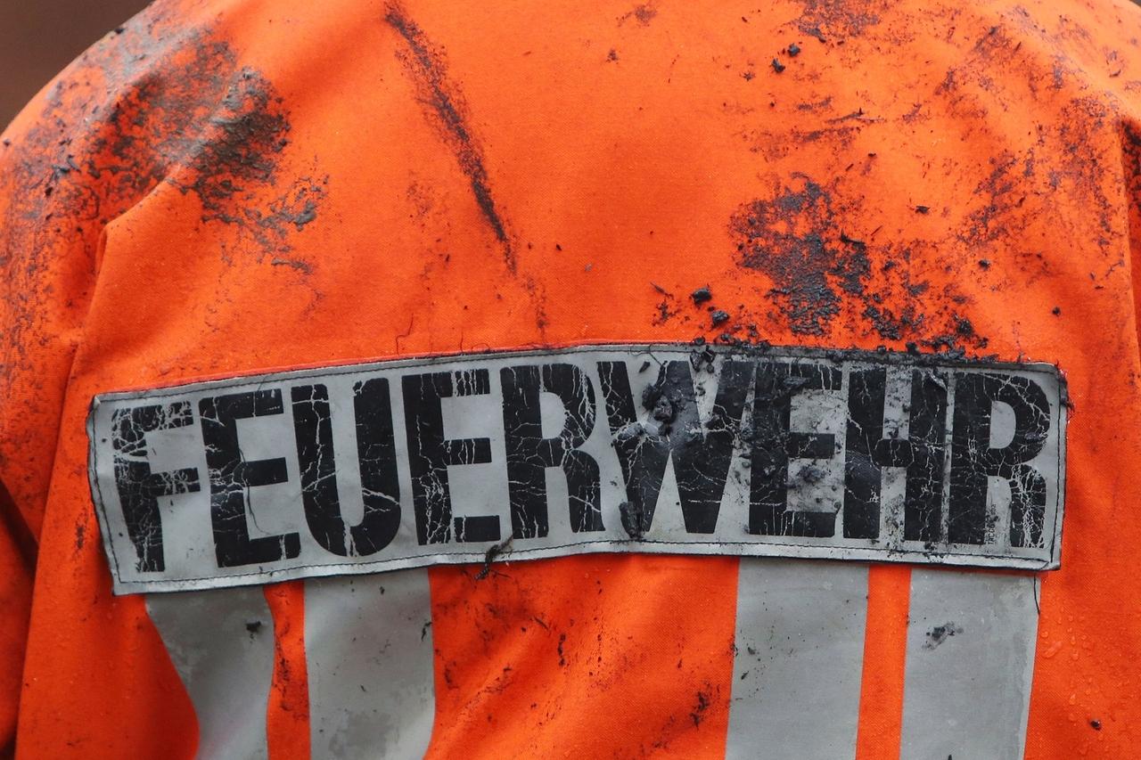 Feuerwehrjacke mit dem Schriftzug "Feuerwehr" (Symbolbild)