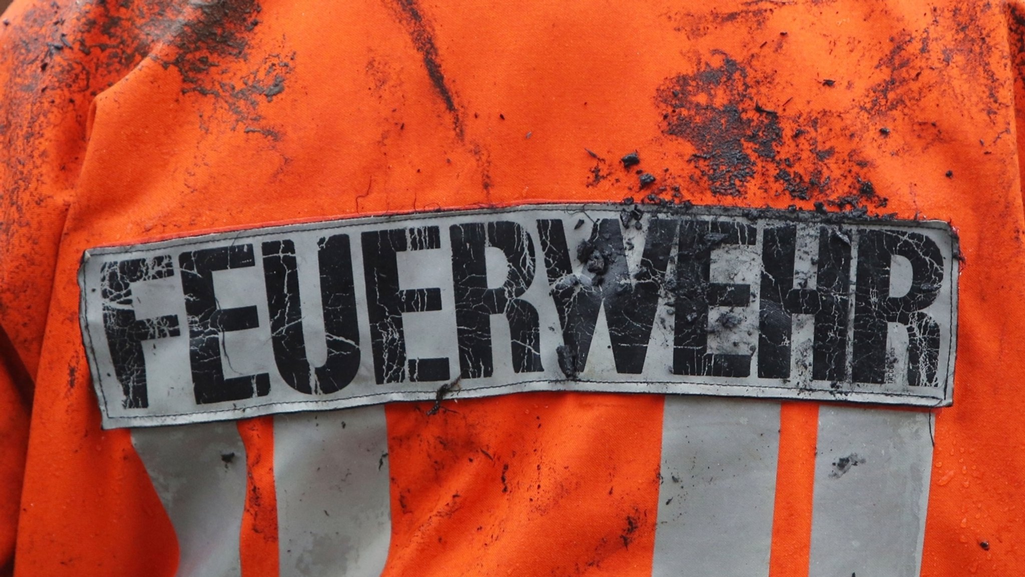 Feuerwehrjacke mit dem Schriftzug "Feuerwehr" (Symbolbild)