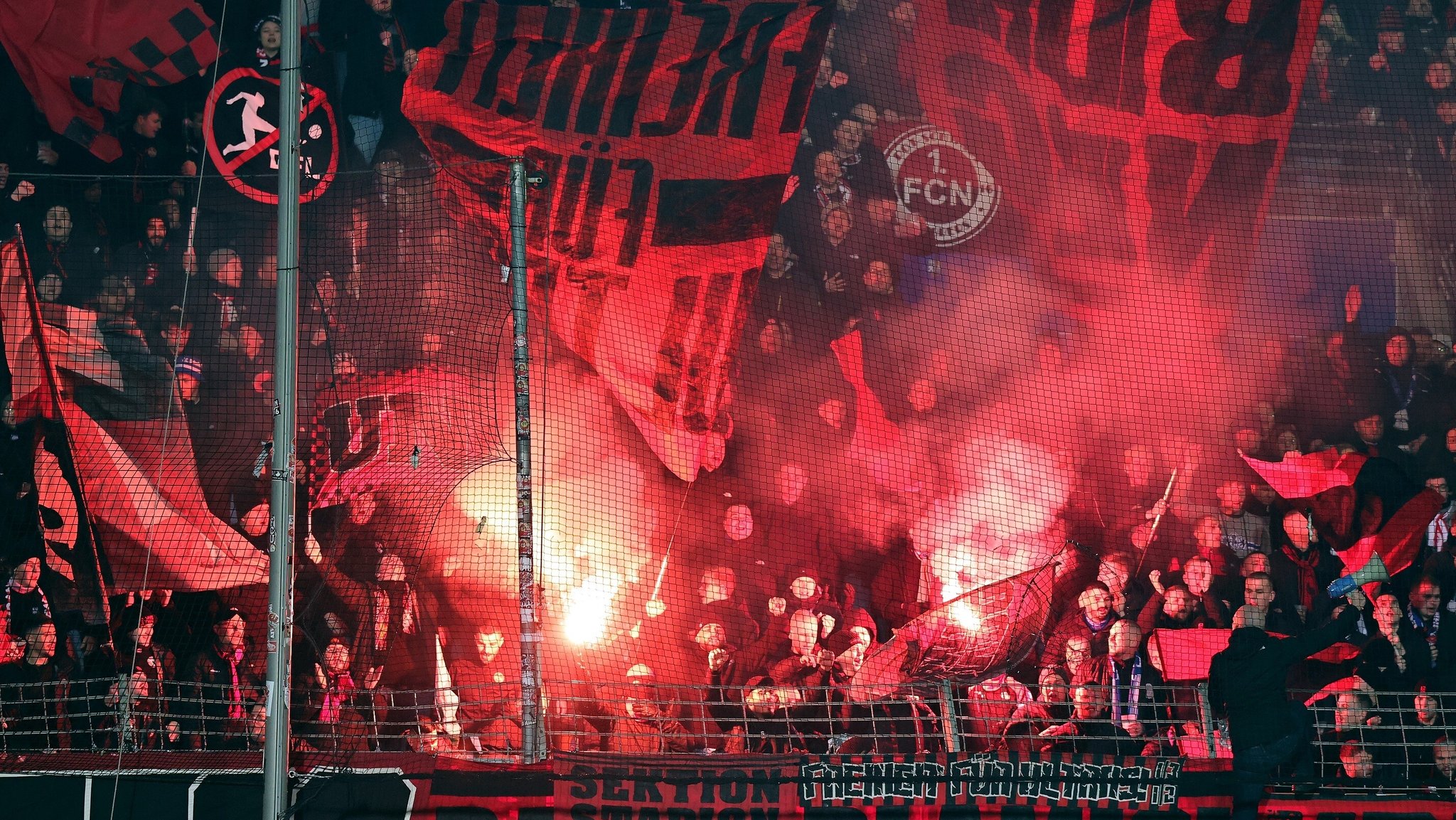 Massenschlägerei von Dresden- und FCN-Fans vor Hochrisikospiel