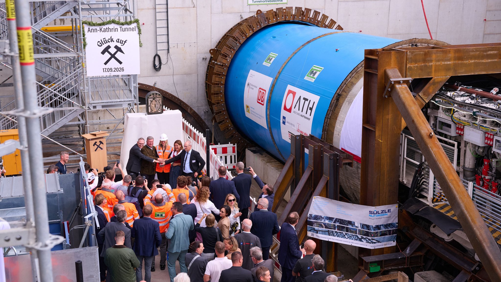 17.09.2026, Bayern, München: Michael Blaschko (l-r), Vorstand Wayss & Freytag Ingenieurbau AG, Christian Bernreiter (CSU), Bauminister von Bayern, Tunnelpatin Ann-Kathrin Jandt-Bernreiter, Verena Dietl, dritte Bürgermeisterin von München und Gerd-Dietrich Bolte, Vorstand Infrastrukturplanung der DB InfraGO AG, starten symbolischen den ersten Tunnelvortrieb für die 2. Stammstrecke. 