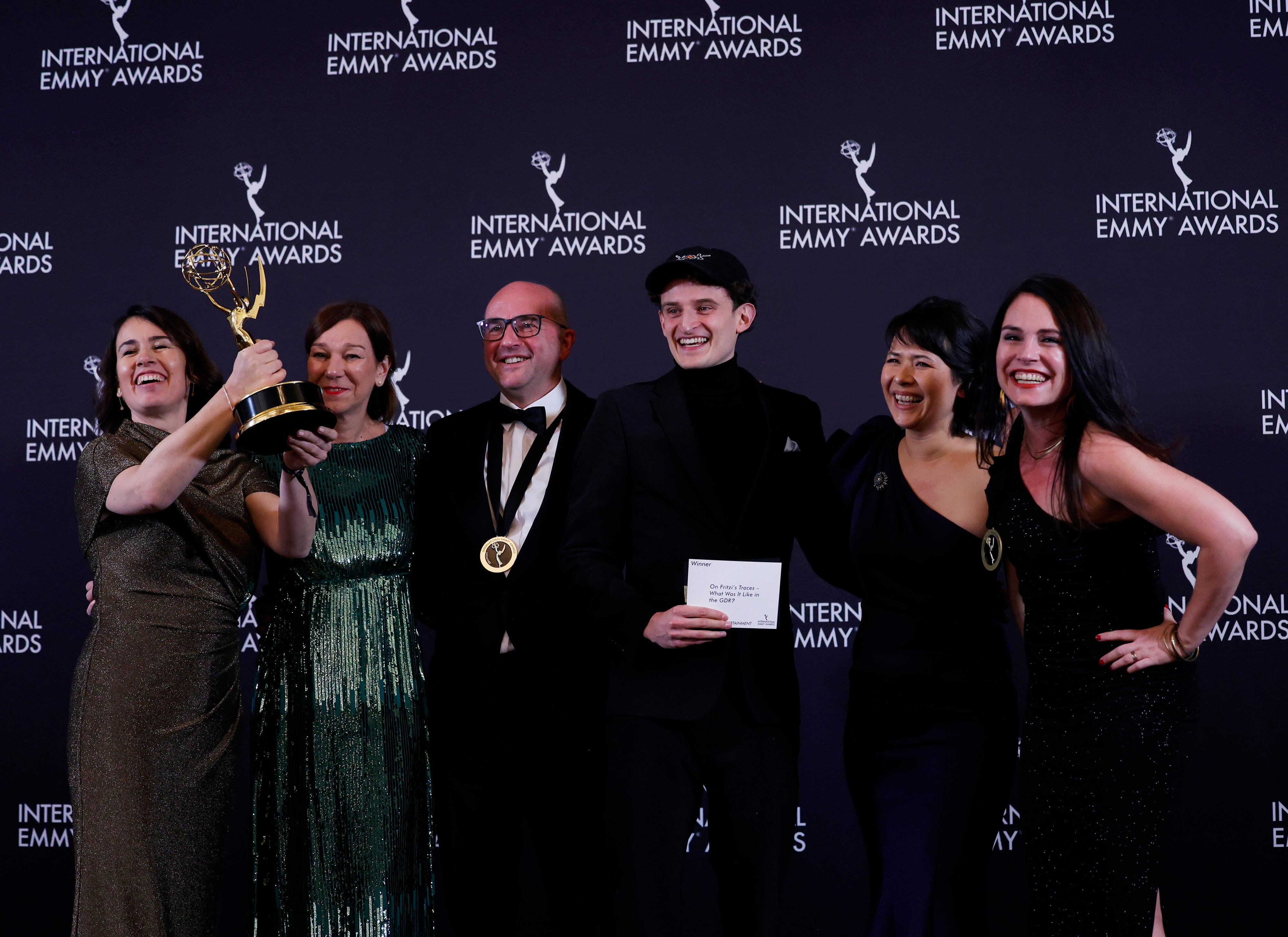 Der deutsche Regisseur und Drehbuchautor Ralf Kukula (3L) und sein Team bei den Emmys in New York