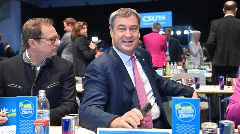 Archivbild: CSU-Chef Markus Söder mit Generalsekretär Martin Huber | Bild: picture alliance / SvenSimon | Frank Hoermann/SVEN SIMON Archivbild: CSU-Chef Markus Söder mit Generalsekretär Martin Huber