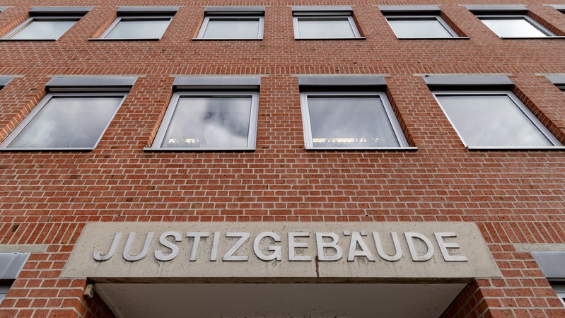 "Justizgebäude" steht am Land- und Amtsgericht in Landshut