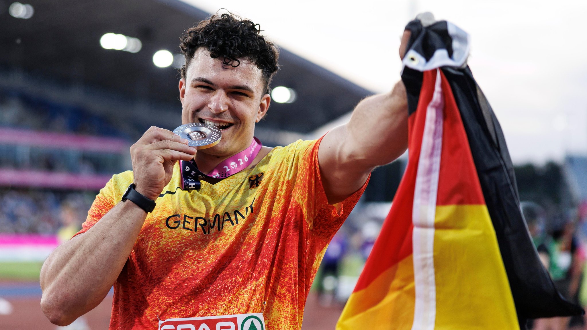 Merlin Hummel mit seiner Silber-Medaille | Bild: picture alliance / Sipa USA | Arena Akcji Merlin Hummel mit seiner Silber-Medaille