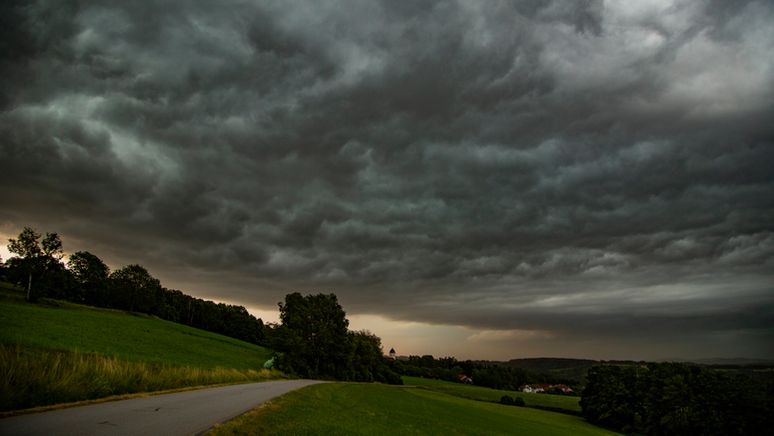 Dunkle Gewitterwolken über einer Wiese in Bayern | Bild:pa/dpa/vifogra/Tobias Hartl