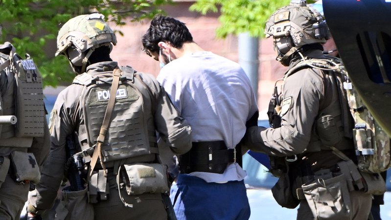 Der mutmaßliche Amokfahrer von München wird von der Polizei abgeführt. | Bild: picture alliance/dpa | Uli Deck Der mutmaßliche Amokfahrer von München wird von der Polizei abgeführt.