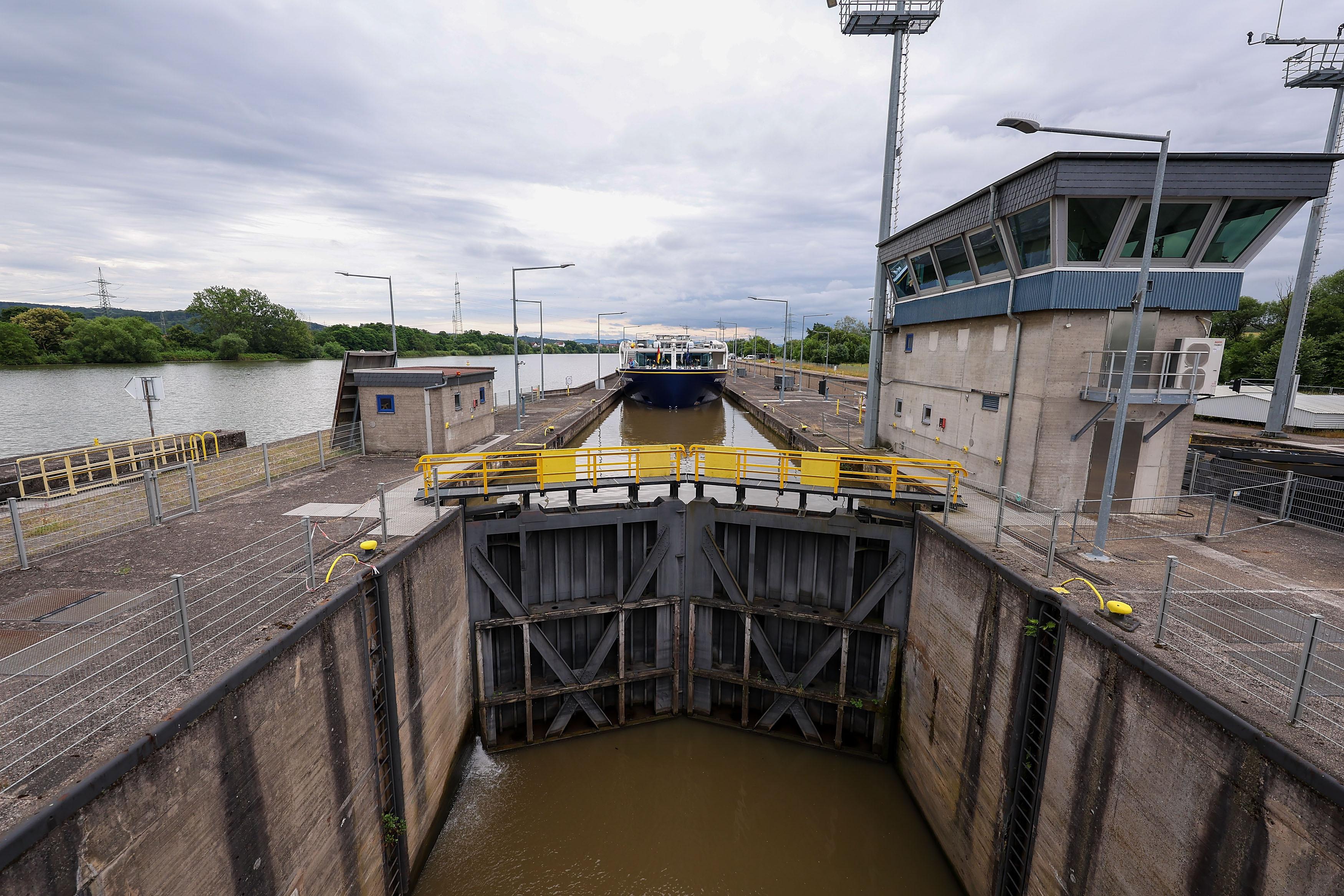 Schiff in einer Schleuse