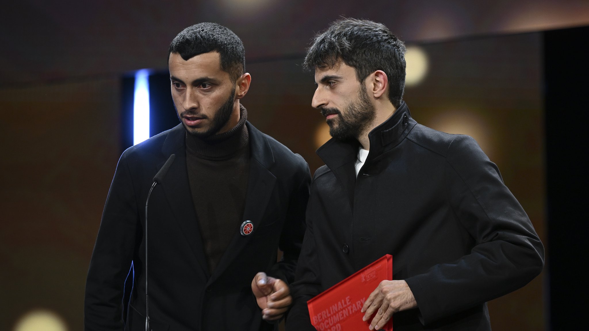 Der palästinensische Regisseur Basel Adra (l) und der israelische Regisseur Yuval Abraham (r) bei der Preisverleihung der Berlinale. 