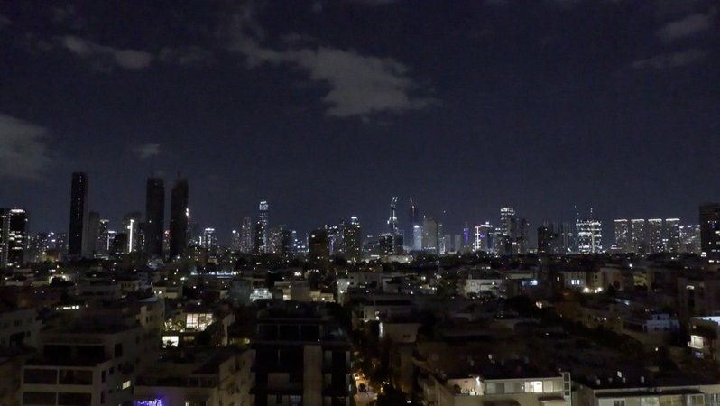 Der Iran hat seine Angriffe auf Israel, Saudi Arabien und Katar fortgesetzt. Israel hat seinerseits die Hisbollah-Miliz im Libanon angegriffen. | Bild: BR Der Iran hat seine Angriffe auf Israel, Saudi Arabien und Katar fortgesetzt. Israel hat seinerseits die Hisbollah-Miliz im Libanon angegriffen.