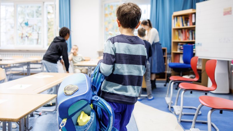Ein Kind kommt zu spät zum Unterricht (Archiv- und Symbolbild) | Bild: picture alliance / dpa|Matthias Balk Ein Kind kommt zu spät zum Unterricht (Archiv- und Symbolbild)