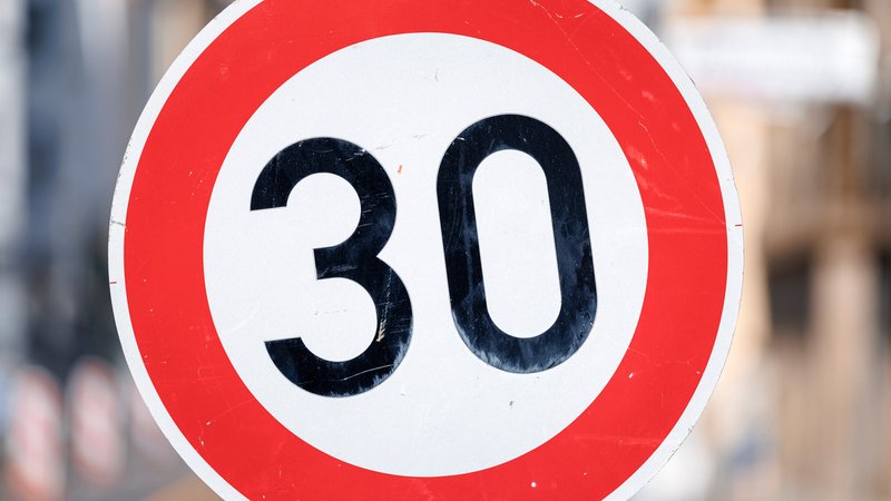 Tempo-30-Schild in der Innenstadt | Bild: picture alliance / photothek.de | Thomas Trutschel Tempo-30-Schild in der Innenstadt
