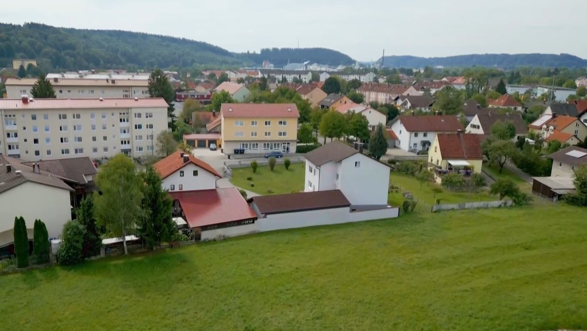 Fast 70 Jahre lang ist in Trostberg eine Wiese als Baugrund für eine neue katholische Kirche freigehalten worden. Jetzt sollen dort bezahlbare Wohnungen entstehen.