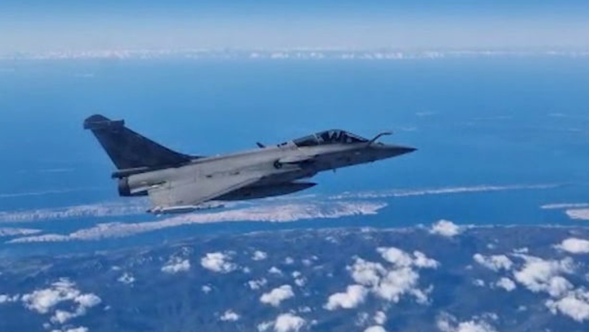Rafale neben Verkehrsjet auf dem Weg nach Nürnberg | Bild: BR Franken Rafale neben Verkehrsjet auf dem Weg nach Nürnberg