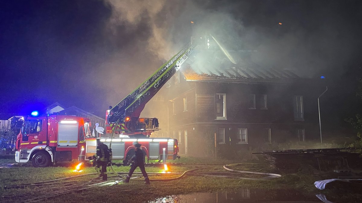 Feuerwehren löschen ein brennendes Haus. 