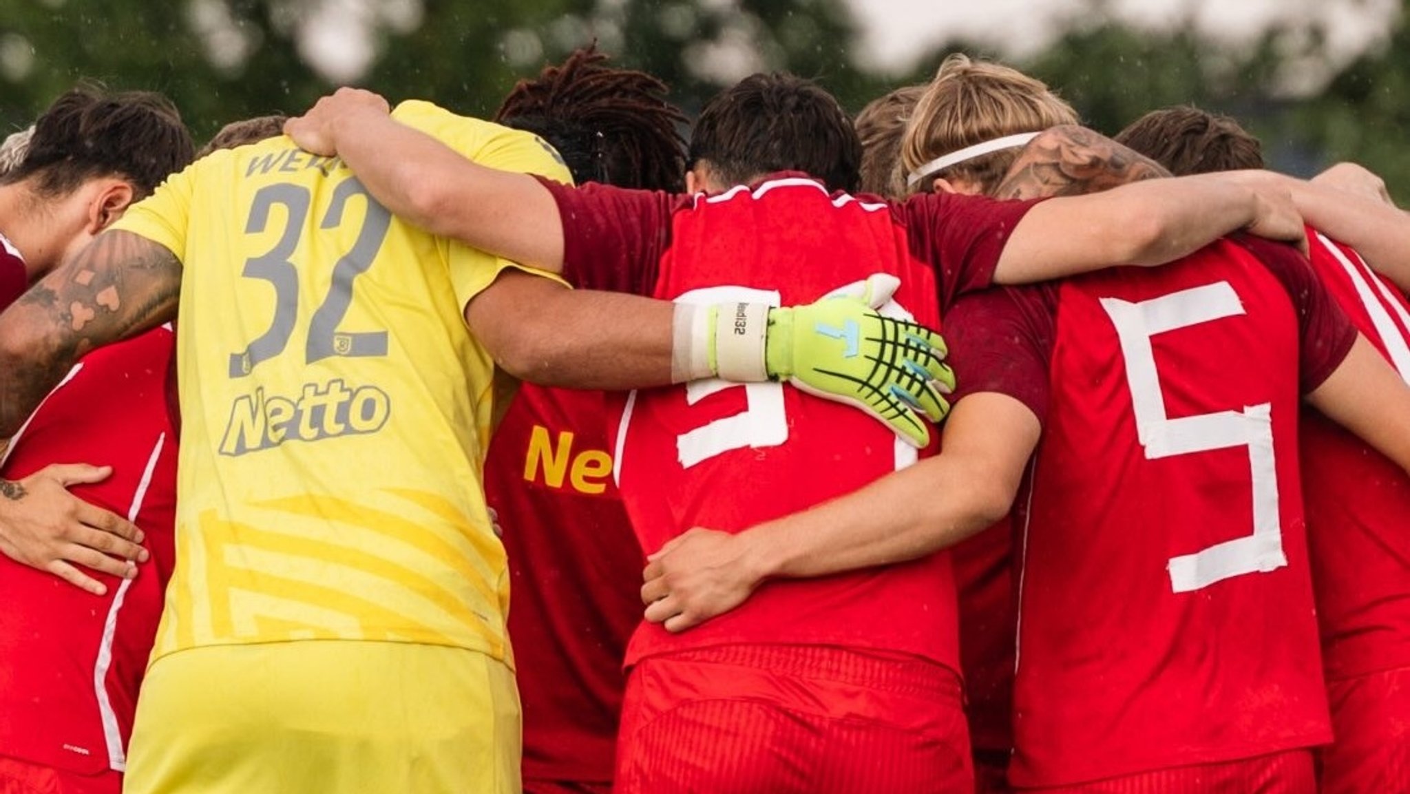 Kreative Lösungen beim Trikot: Jahn Regensburg lief im Bayerischen Landespokal mit aufgeklebten Nummern auf. | Bild: picture-alliance / dpa Kreative Lösungen beim Trikot: Jahn Regensburg lief im Bayerischen Landespokal mit aufgeklebten Nummern auf.