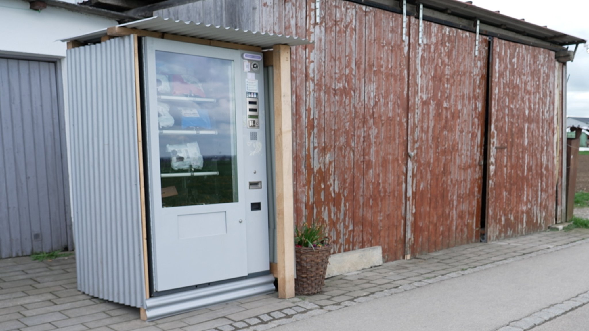 Der Secret-Pack-Automat in Niederrieden steht neben einem Schuppen.