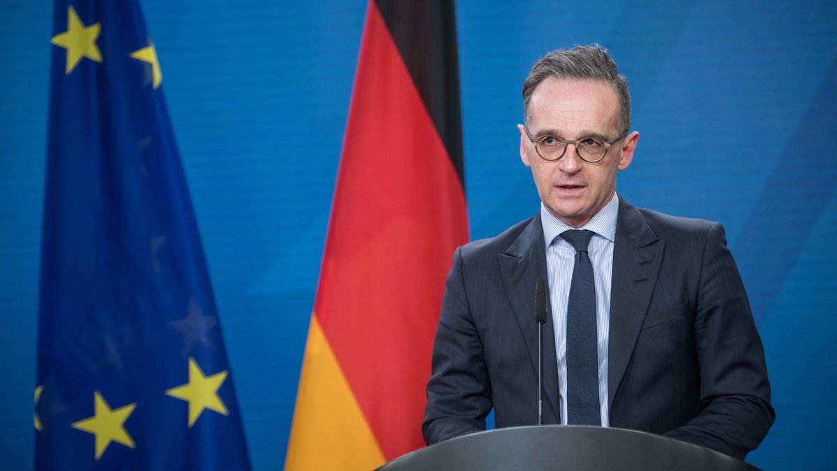 Bundesaußenminister Heiko Maas (SPD) spricht auf einer Pressekonferenz, hinter ihm die Flaggen der Europäischen Union und der Bundesrepublik Deutschland.