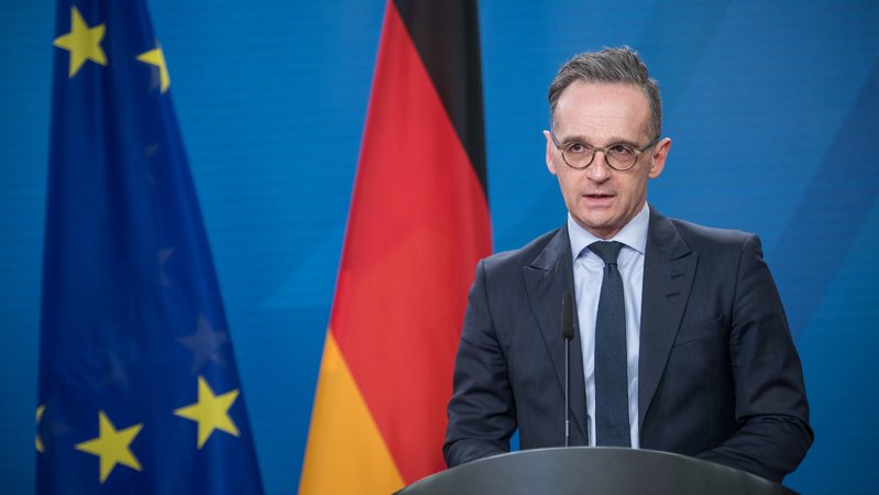 Bundesaußenminister Heiko Maas (SPD) spricht auf einer Pressekonferenz, hinter ihm die Flaggen der Europäischen Union und der Bundesrepublik Deutschland.
