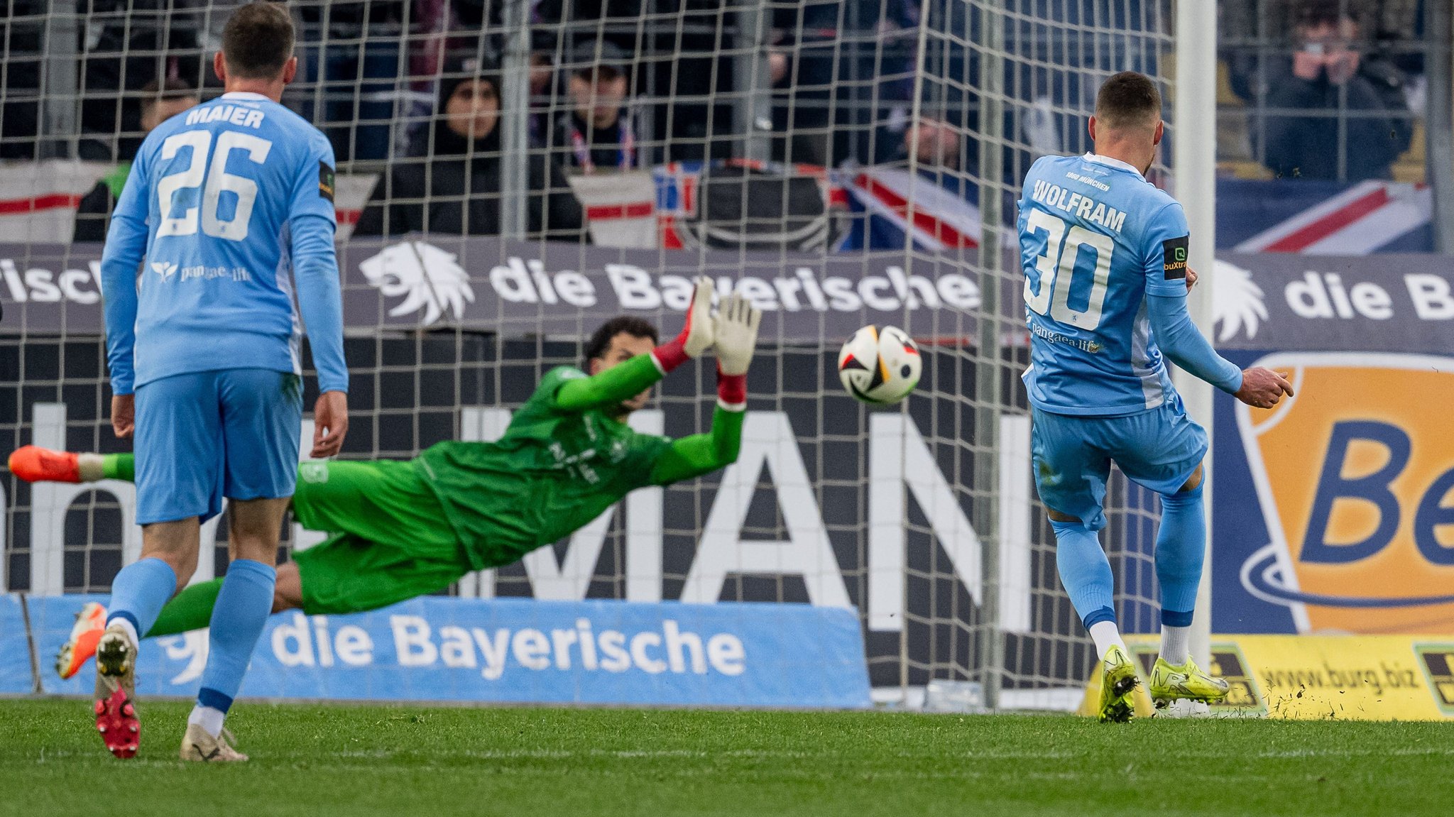 Maximilian Wolfram vom TSV 1860 München verschießt einen Elfmeter gegen Unterhaching