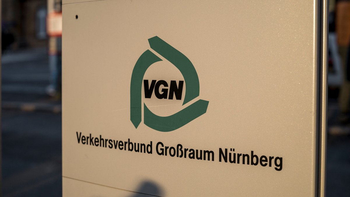 Das Logo des Verkehrsverbunds Großraum Nürnberg (VGN) ist auf einem Schild zu sehen.