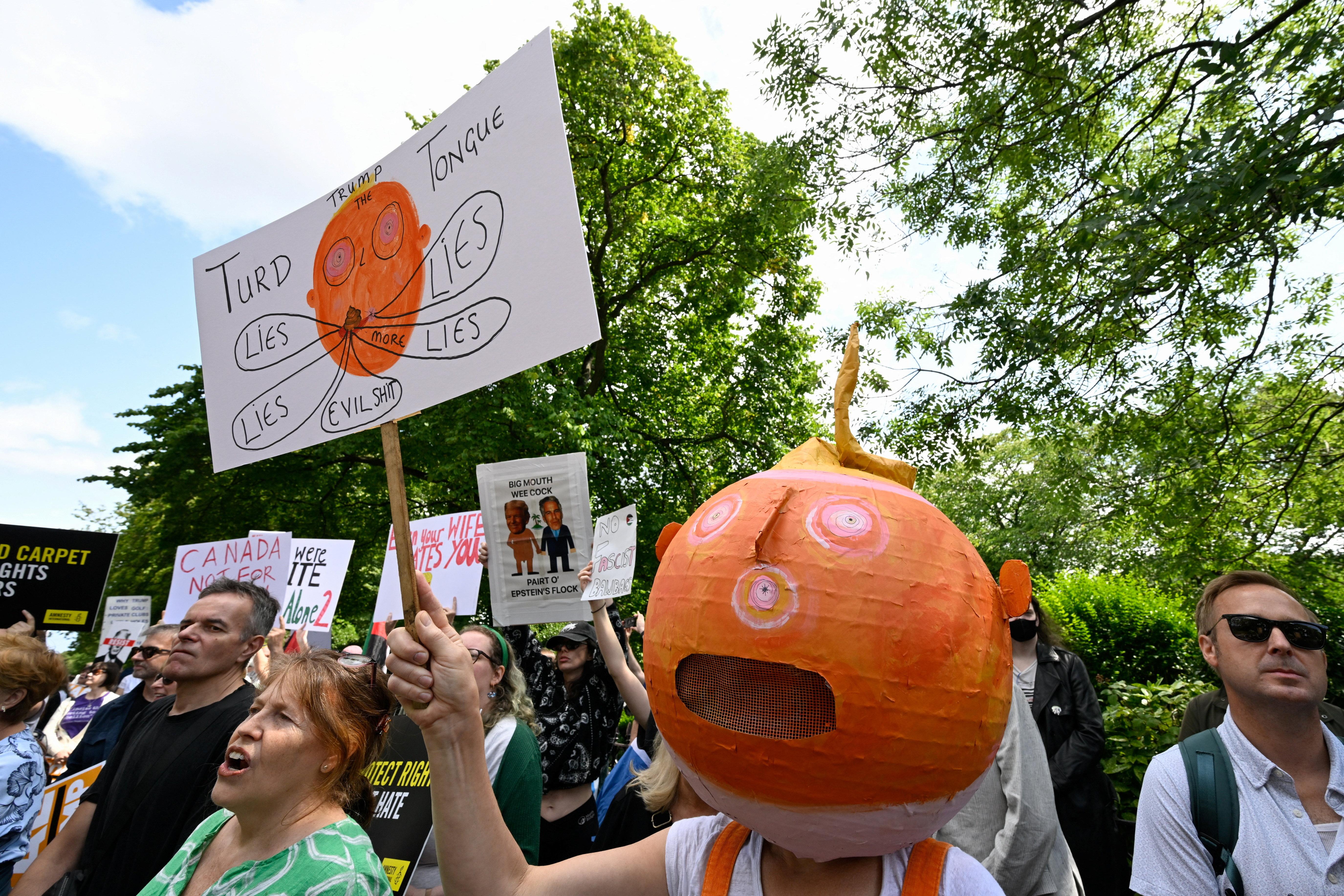 Edinburgh in Schottland: Mehrere Hundert Menschen demonstrieren gegen den Besuch von US-Präsident Trump